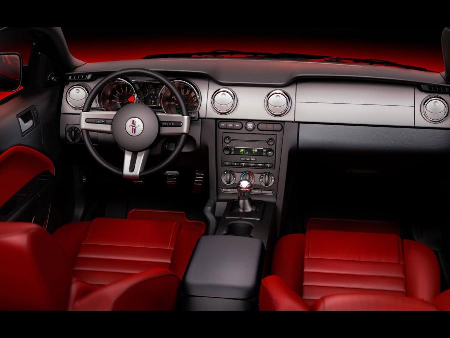  Ford Mustang GT 2005 года  (фото 20 из 209)